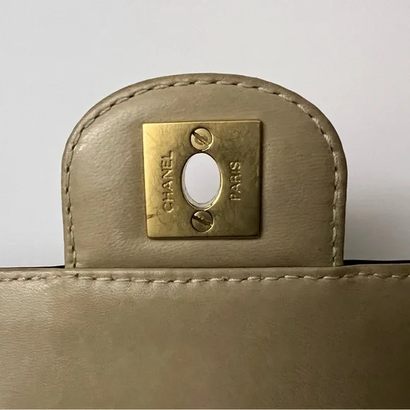 CHANEL Quilted Beige and Black Shoulder Bag - Picture 8 of 15